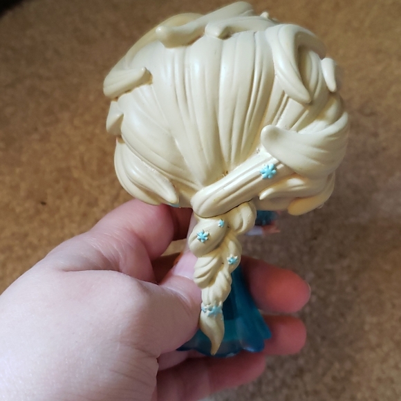 Elsa and Anna Funkos - Picture 3 of 5